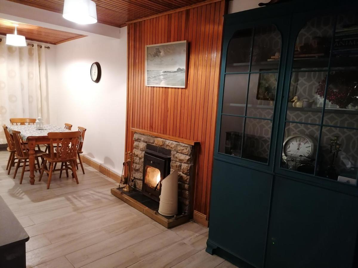 Ferguson's Traditional Townhouse Holiday home Dunkineely